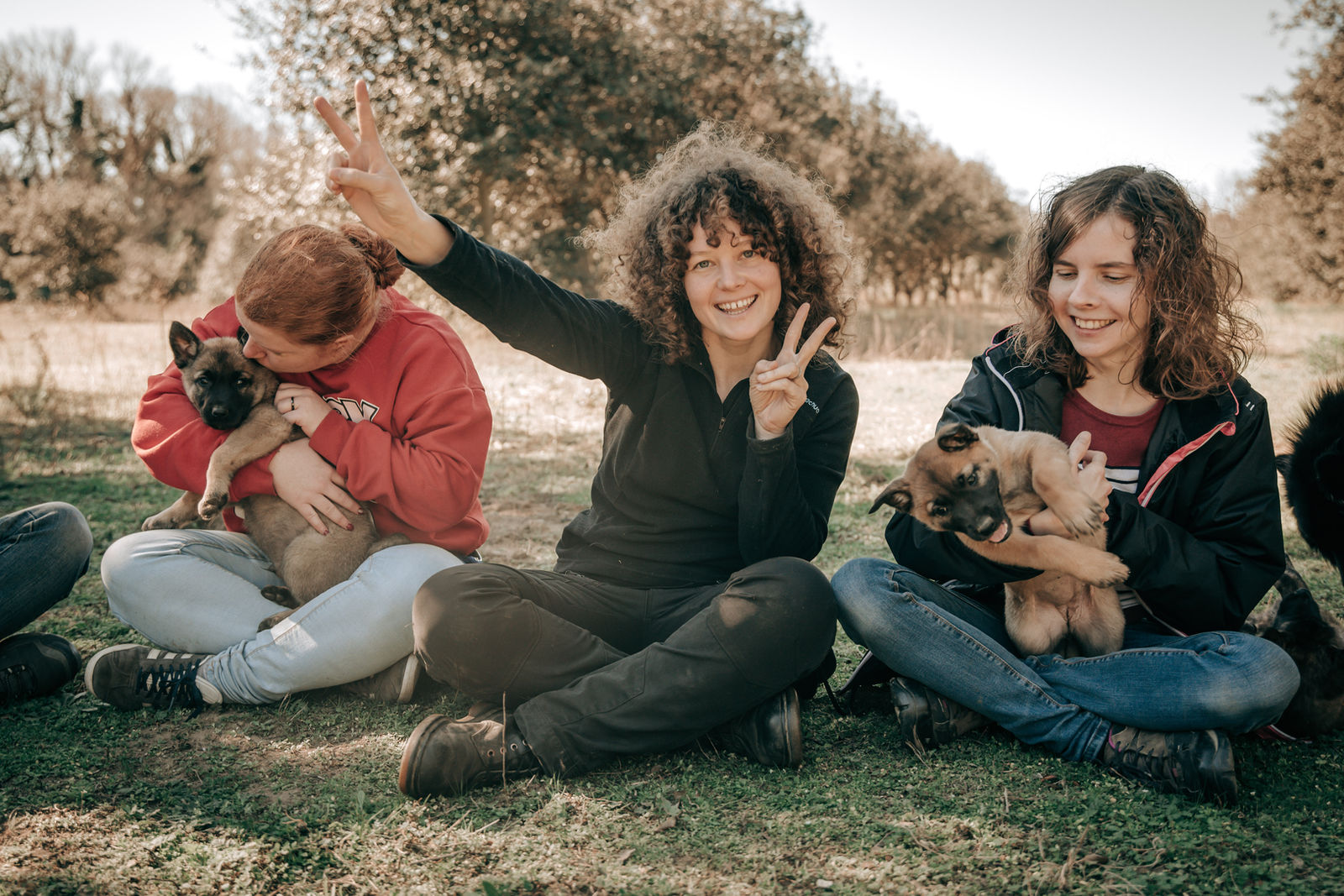 Groupe d’étudiantes CynoPsy avec de jeunes chiens lors d’un regroupement pratique